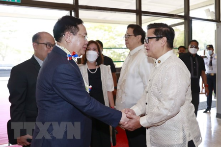 国会議長のVuong Dinh Hueがフィリピンへの公式訪問を開始