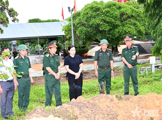 Thượng tướng Lê Quang Minh kiểm tra, động viên lực lượng tìm kiếm, quy tập hài cốt liệt sĩ