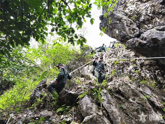 Vượt núi, băng rừng đưa đồng đội về với đất mẹ