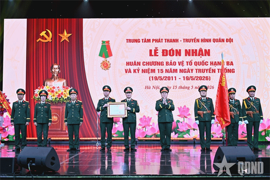 Đại tướng Nguyễn Trọng Nghĩa trao Huân chương Bảo vệ Tổ quốc hạng Ba tặng Trung tâm Phát thanh - Truyền hình Quân đội