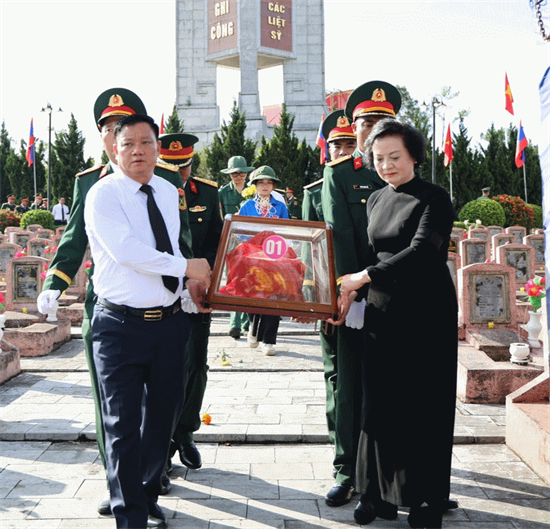 Đón 80 hài cốt liệt sĩ quân tình nguyện, chuyên gia Việt Nam hy sinh trên đất Lào trở về đất mẹ
