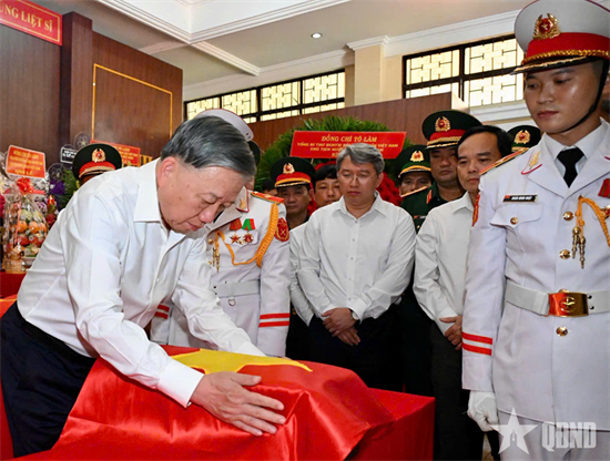 Tổng Bí thư, Chủ tịch nước Tô Lâm thăm, động viên lực lượng làm nhiệm vụ tìm kiếm, quy tập hài cốt liệt sĩ tại Công viên Lê Thị Riêng