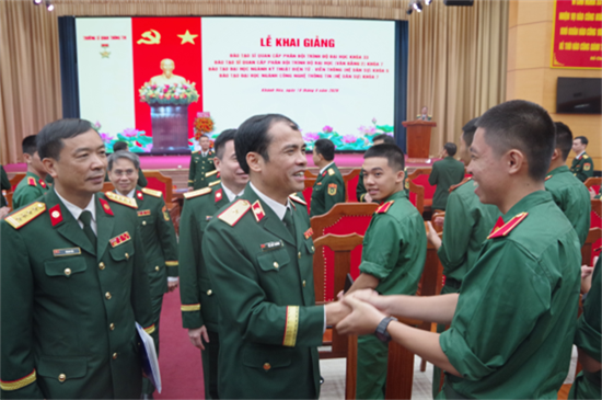 论发挥通信兵政治精神因素中的原则性问题